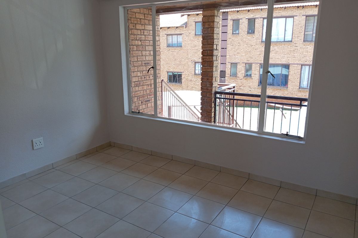 2 bedroom townhouse to rent in Meredale - Photo 5