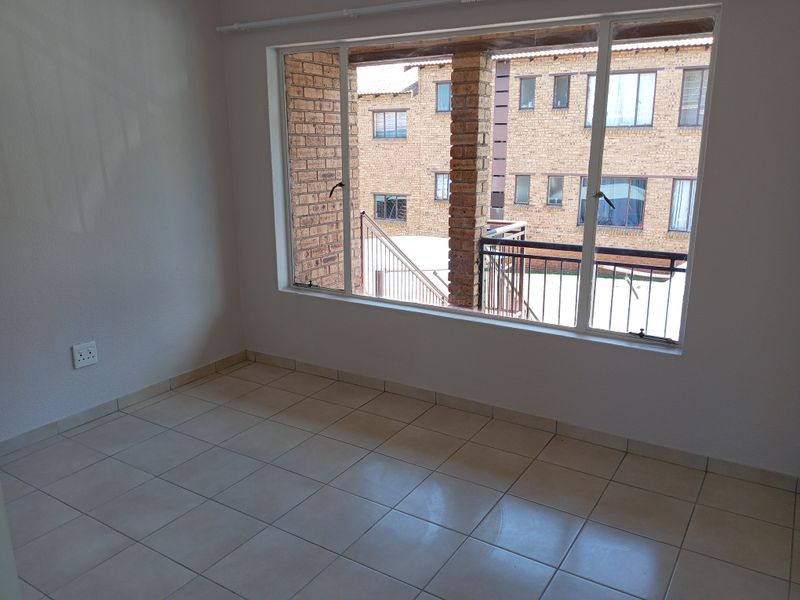 2 bedroom townhouse to rent in Meredale - Photo 5
