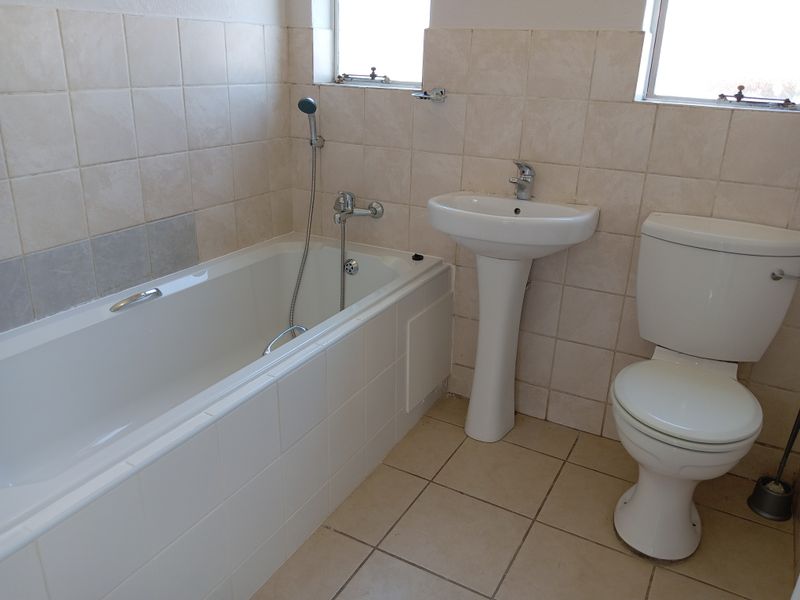 2 bedroom townhouse to rent in Meredale - Photo 10