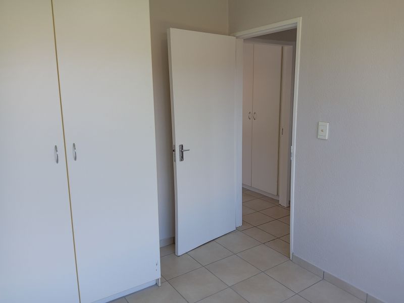2 bedroom townhouse to rent in Meredale - Photo 9