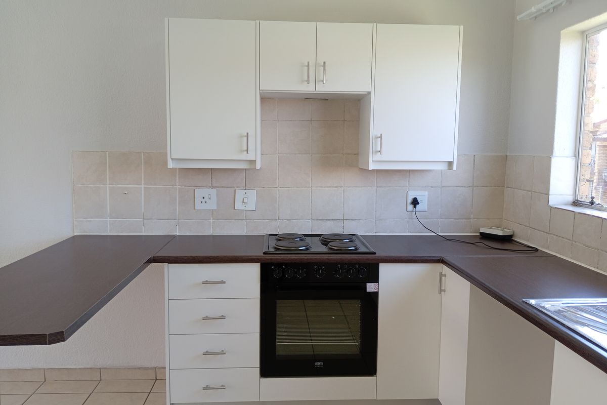 2 bedroom townhouse to rent in Meredale - Photo 2