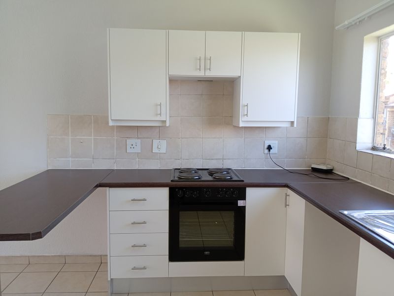 2 bedroom townhouse to rent in Meredale - Photo 2