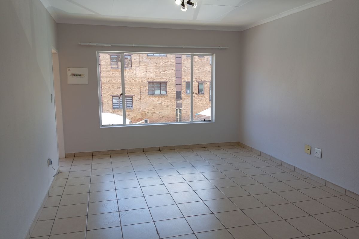 2 bedroom townhouse to rent in Meredale - Photo 4