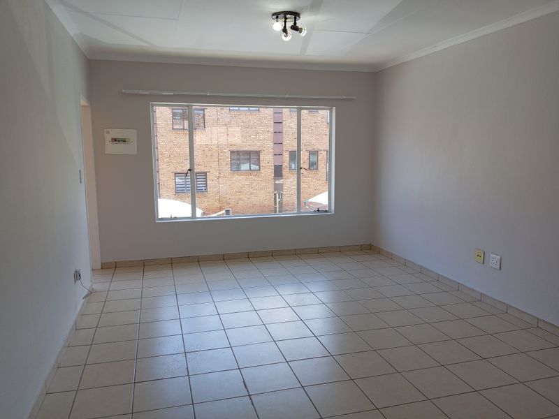 2 bedroom townhouse to rent in Meredale - Photo 4