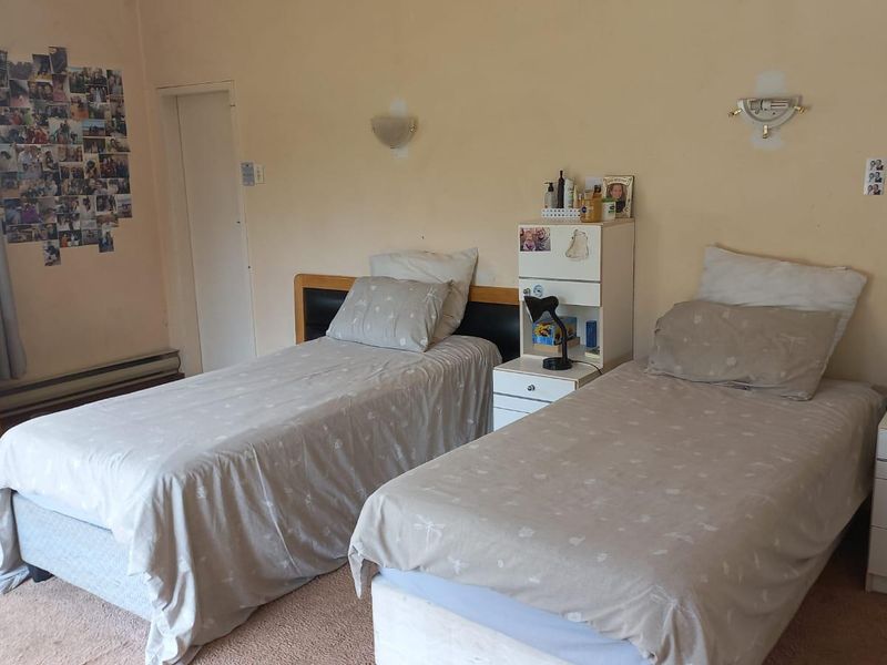 Spacious family home in secure Gated community. - Photo 9