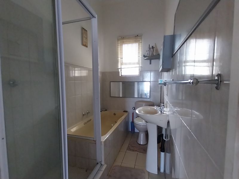 Ground Floor Gem in Secure Manaba Complex – Just Steps from the Beach! - Photo 6