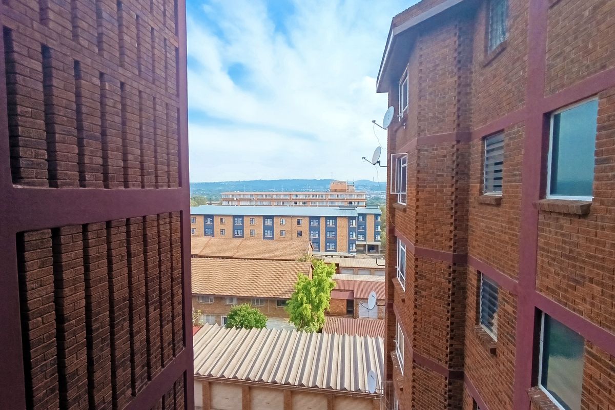 Charming 2 Bedroom Apartment with Scenic Mountain Views in Wonderboom South - Photo 5