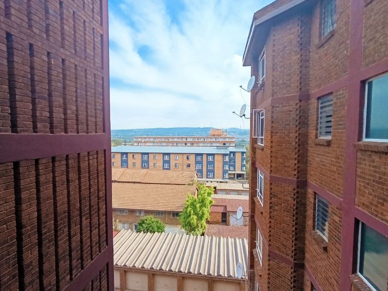 Charming 2 Bedroom Apartment with Scenic Mountain Views in Wonderboom South - Photo 5