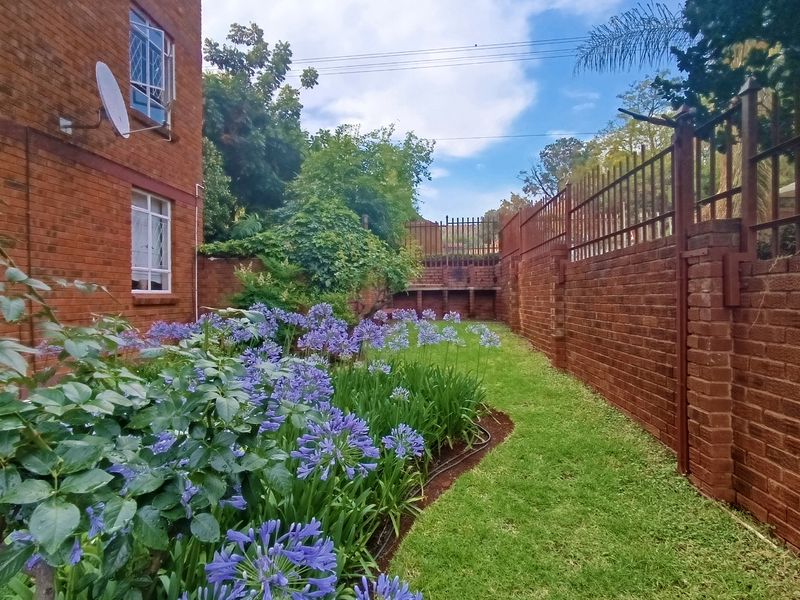 Charming 2 Bedroom Apartment with Scenic Mountain Views in Wonderboom South - Photo 10