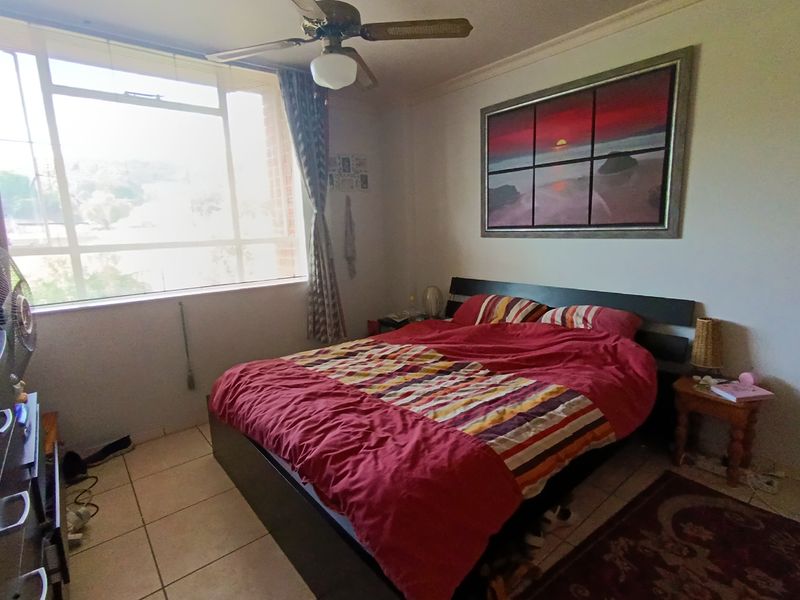 Charming 2 Bedroom Apartment with Scenic Mountain Views in Wonderboom South - Photo 6