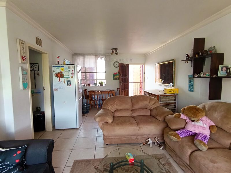 Charming 2 Bedroom Apartment with Scenic Mountain Views in Wonderboom South - Photo 2