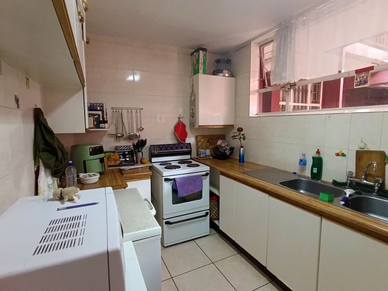 Charming 2 Bedroom Apartment with Scenic Mountain Views in Wonderboom South - Photo 3