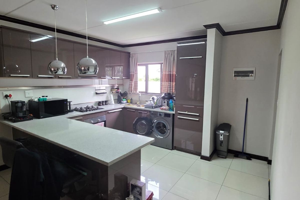 This stunning 2-bedroom, 2-bathroom ground-floor luxury home at Walford Estate offers modern living - Photo 4