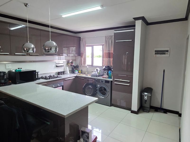 This stunning 2-bedroom, 2-bathroom ground-floor luxury home at Walford Estate offers modern living - Photo 4