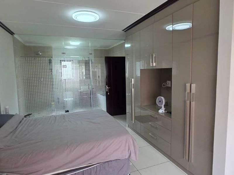 This stunning 2-bedroom, 2-bathroom ground-floor luxury home at Walford Estate offers modern living - Photo 7