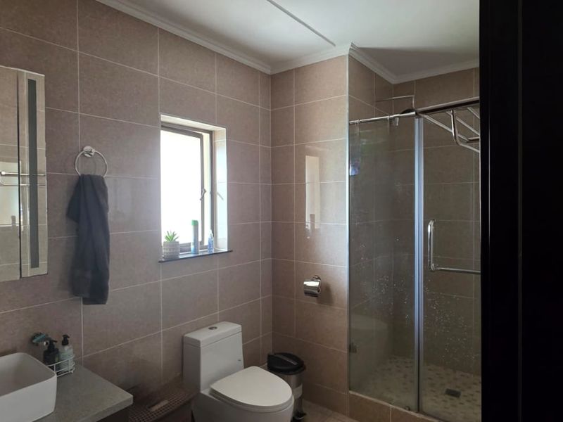 This stunning 2-bedroom, 2-bathroom ground-floor luxury home at Walford Estate offers modern living - Photo 6