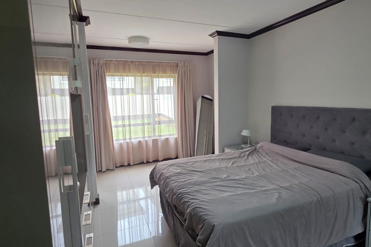 This stunning 2-bedroom, 2-bathroom ground-floor luxury home at Walford Estate offers modern living - Photo 2