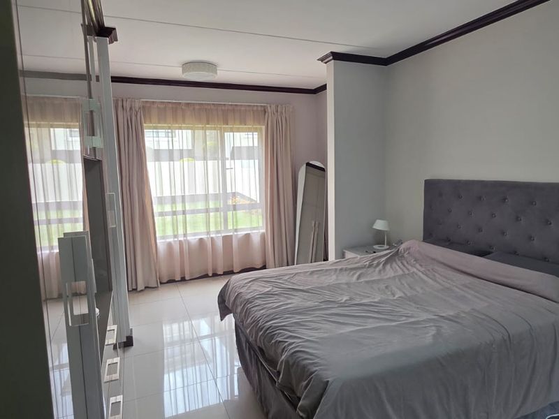 This stunning 2-bedroom, 2-bathroom ground-floor luxury home at Walford Estate offers modern living - Photo 2