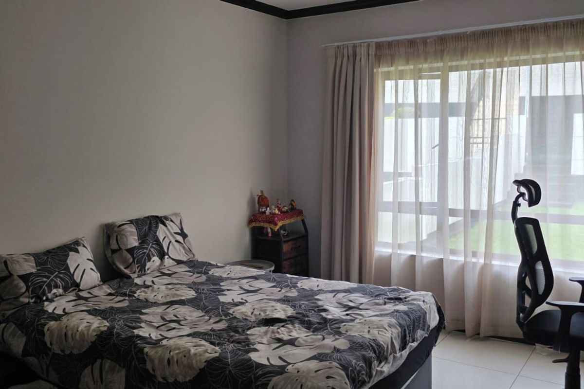 This stunning 2-bedroom, 2-bathroom ground-floor luxury home at Walford Estate offers modern living - Photo 5