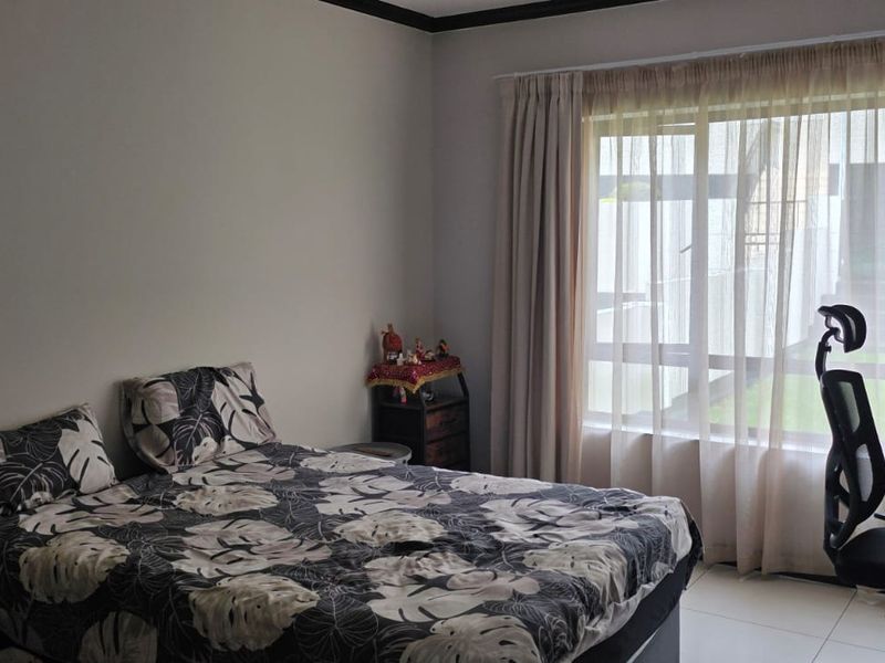 This stunning 2-bedroom, 2-bathroom ground-floor luxury home at Walford Estate offers modern living - Photo 5