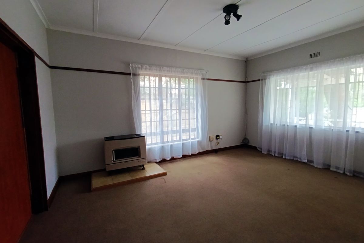 Spacious Family Home with Income Potential & Flatlet in the Heart of the Moot - Photo 5