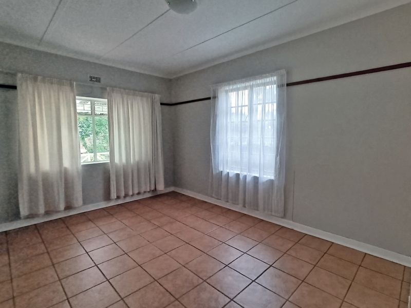 Spacious Family Home with Income Potential & Flatlet in the Heart of the Moot - Photo 10