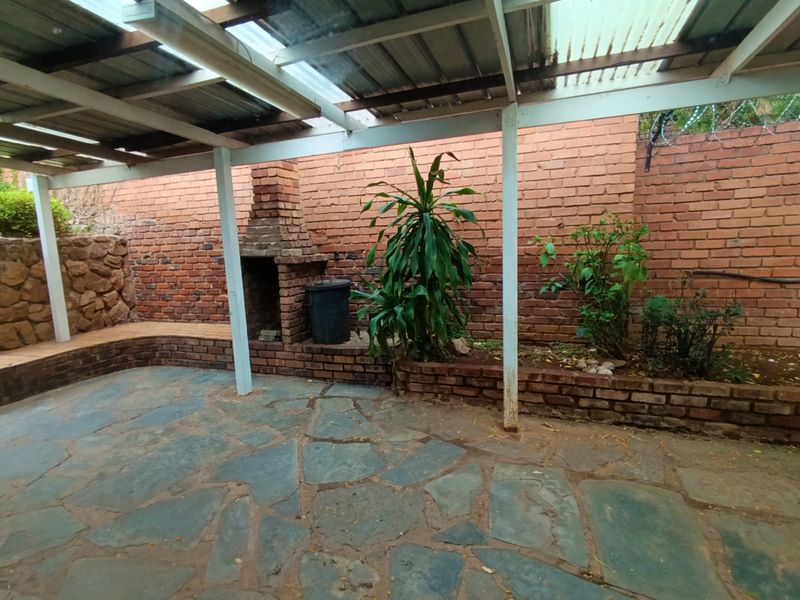 Spacious Family Home with Income Potential & Flatlet in the Heart of the Moot - Photo 7