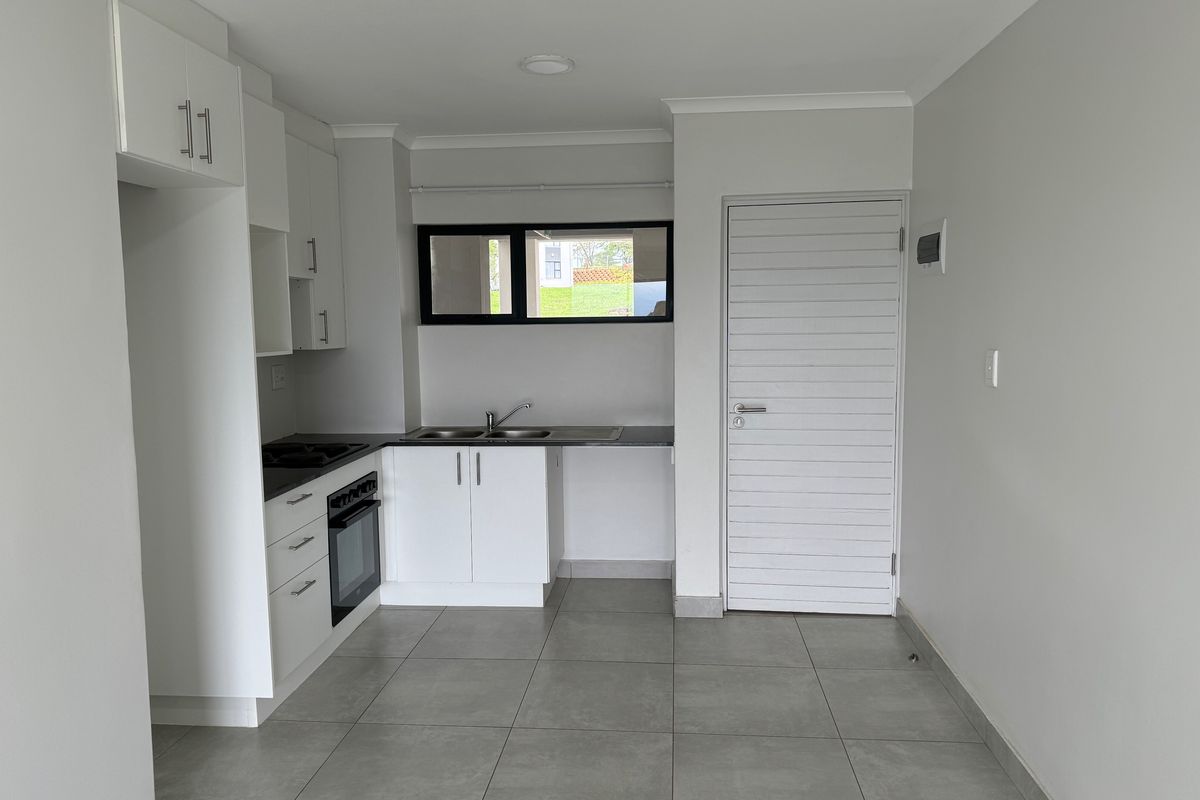Lovely Two Bedroom Apartment to Let in Hesketh Estate - Photo 4