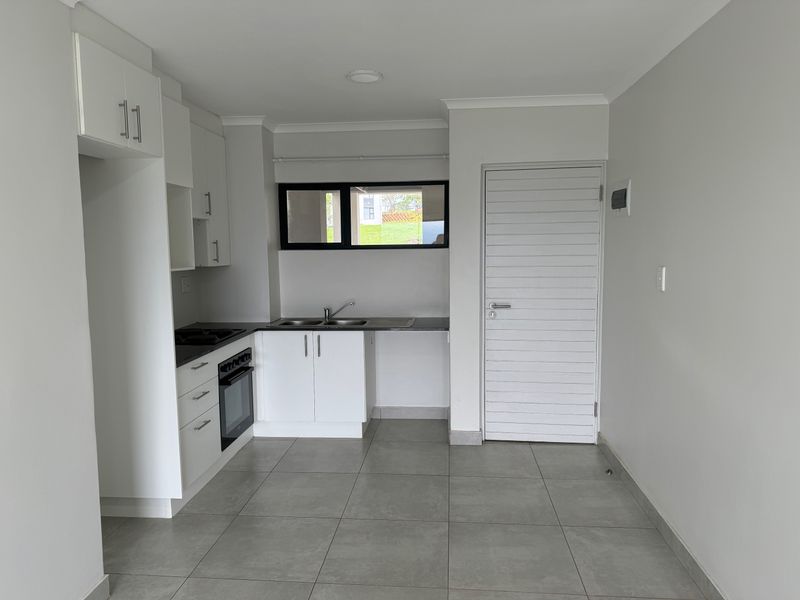 Lovely Two Bedroom Apartment to Let in Hesketh Estate - Photo 4