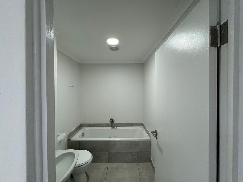 Lovely Two Bedroom Apartment to Let in Hesketh Estate - Photo 7