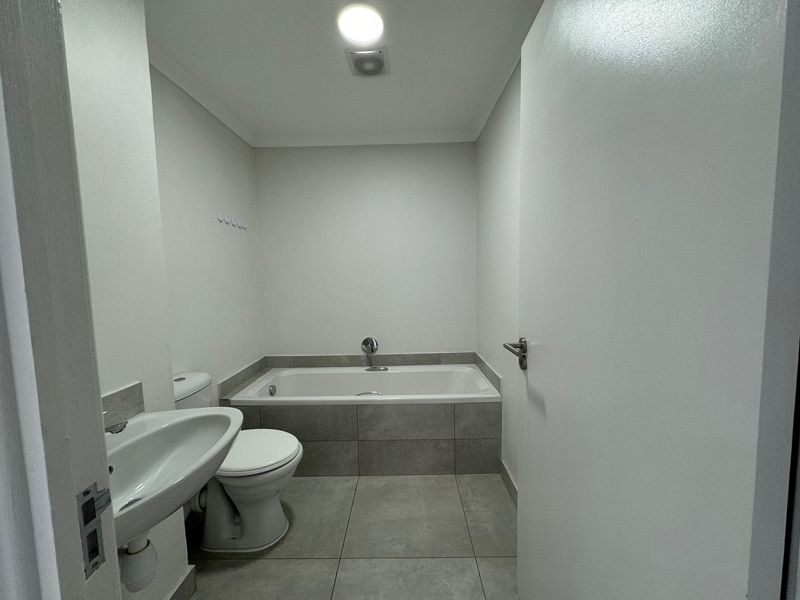 Lovely Two Bedroom Apartment to Let in Hesketh Estate - Photo 6