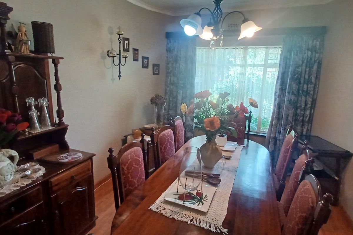 Stunning 4-bedroom home, perfectly located in a picturesque neighborhood - Photo 2