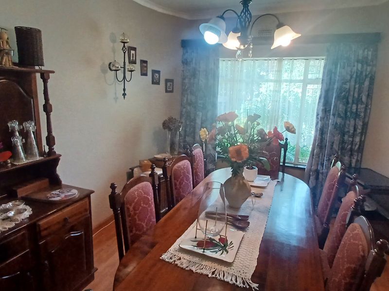 Stunning 4-bedroom home, perfectly located in a picturesque neighborhood - Photo 2