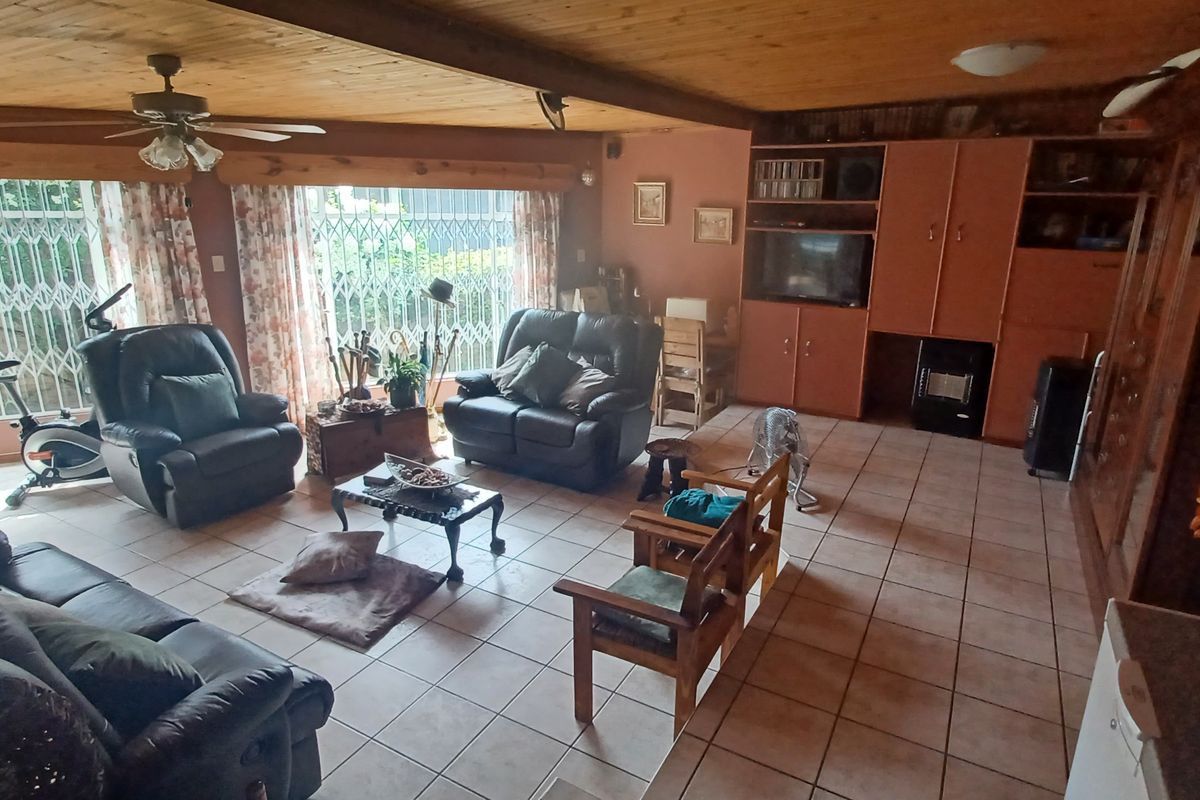 Stunning 4-bedroom home, perfectly located in a picturesque neighborhood - Photo 4