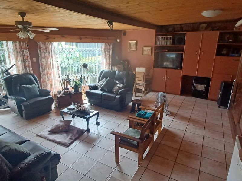 Stunning 4-bedroom home, perfectly located in a picturesque neighborhood - Photo 4