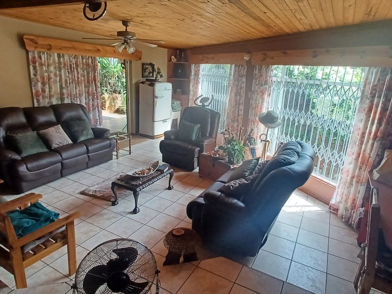 Stunning 4-bedroom home, perfectly located in a picturesque neighborhood - Photo 5