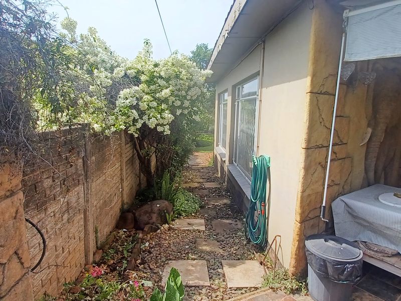 Stunning 4-bedroom home, perfectly located in a picturesque neighborhood - Photo 8