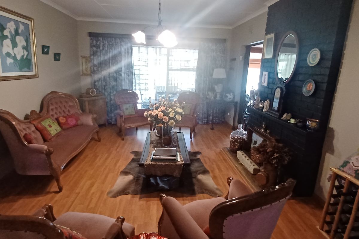 Stunning 4-bedroom home, perfectly located in a picturesque neighborhood - Photo 3