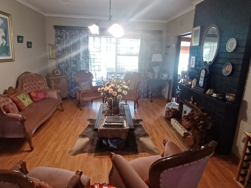 Stunning 4-bedroom home, perfectly located in a picturesque neighborhood - Photo 3