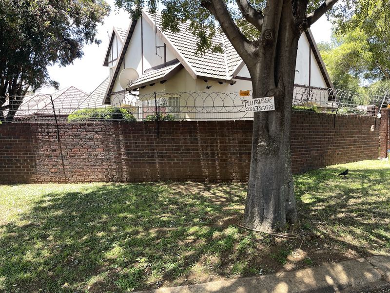 Charming Tudor-Style Family Home in Bruma South - Photo 3