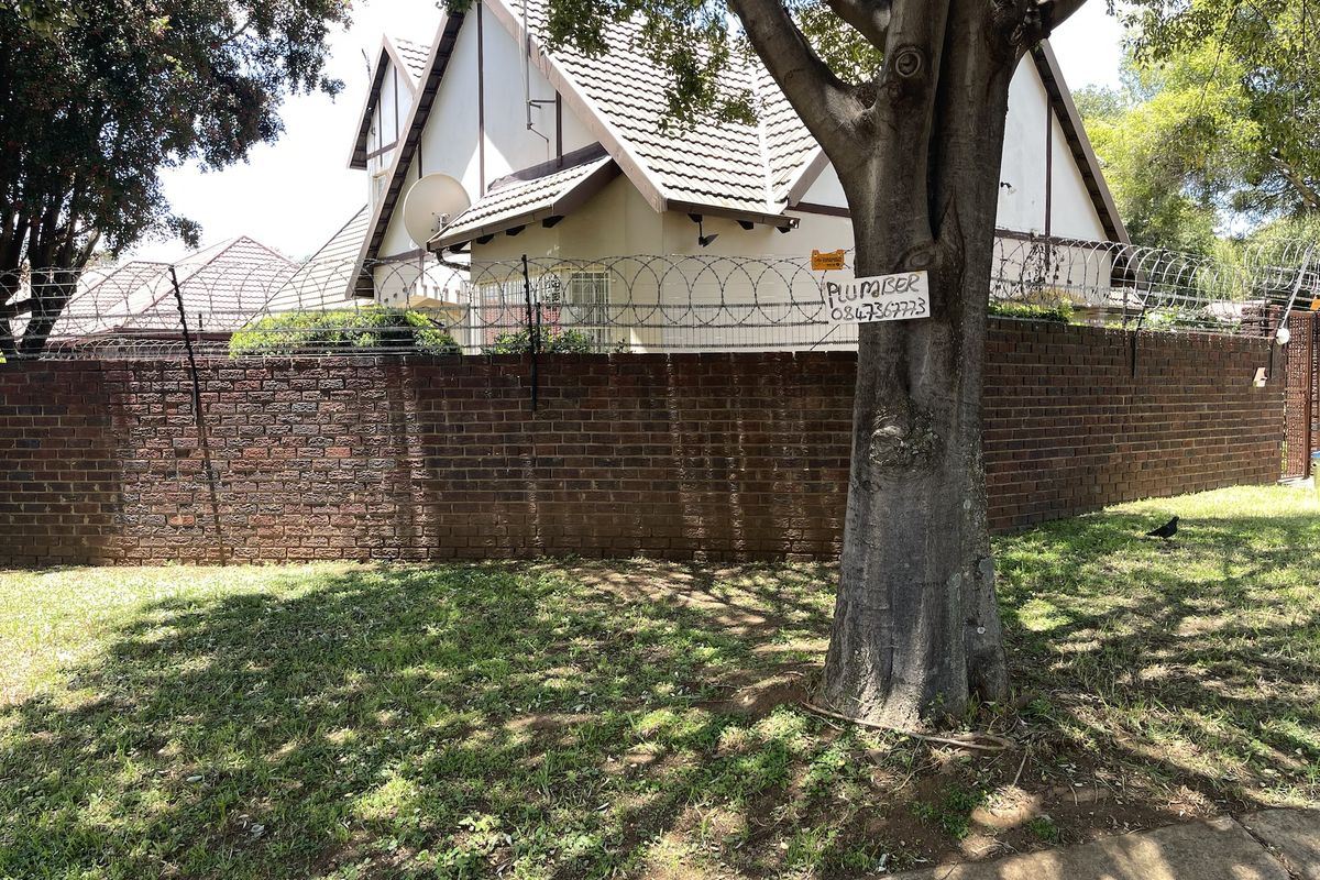 Charming Tudor-Style Family Home in Bruma South - Photo 3