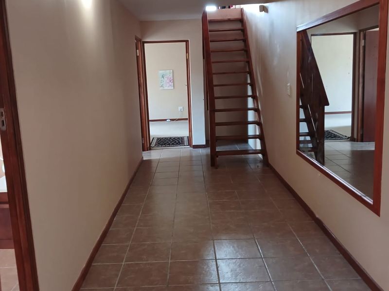 Spacious 5 Bedroom Gem! - Photo 10