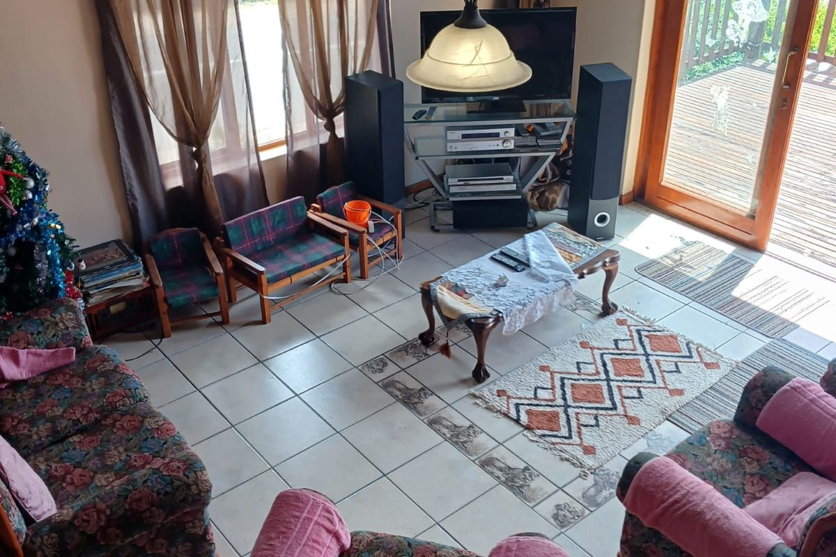 Spacious 5 Bedroom Gem! - Photo 4