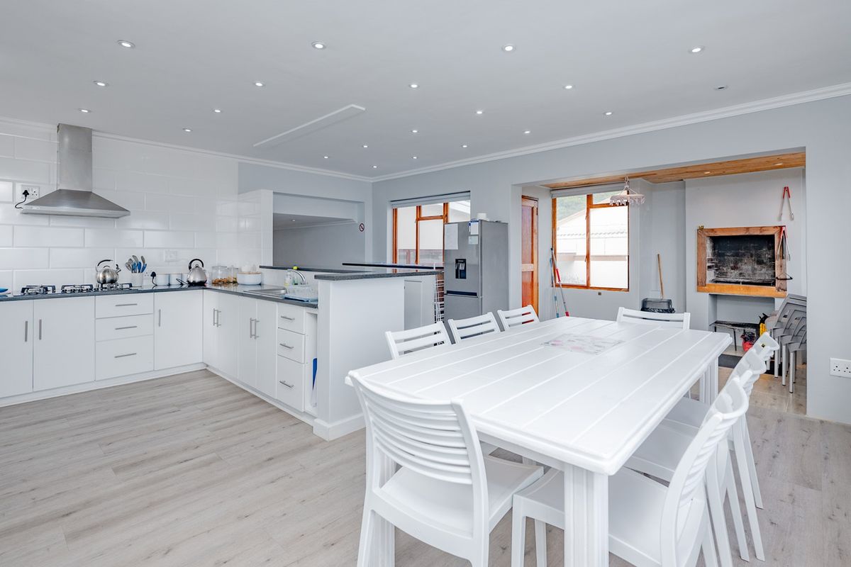 Immaculate Family Home with Partial Sea Views in Stunning Agulhas - Photo 2