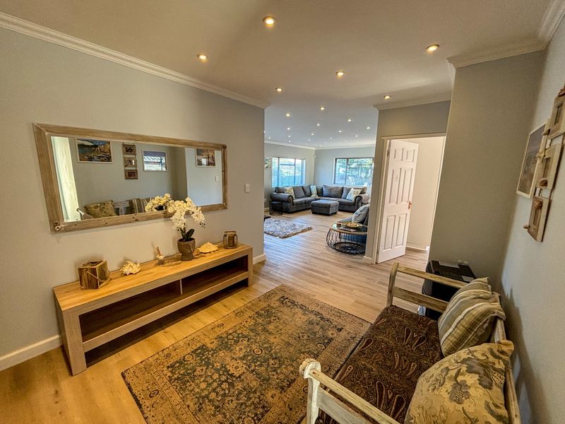 Immaculate Family Home with Partial Sea Views in Stunning Agulhas - Photo 5