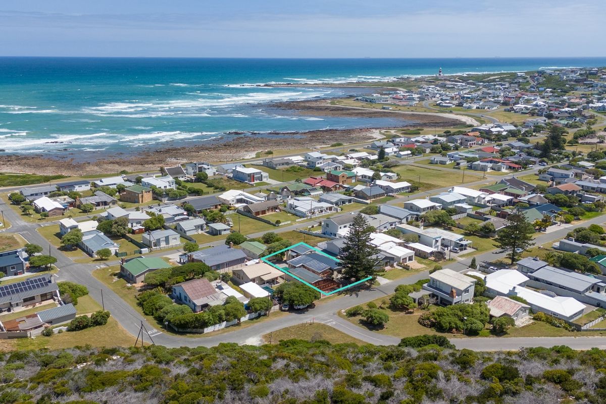 Immaculate Family Home with Partial Sea Views in Stunning Agulhas - Photo 4