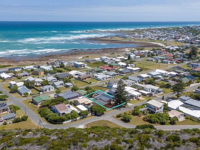 Immaculate Family Home with Partial Sea Views in Stunning Agulhas - Photo 4
