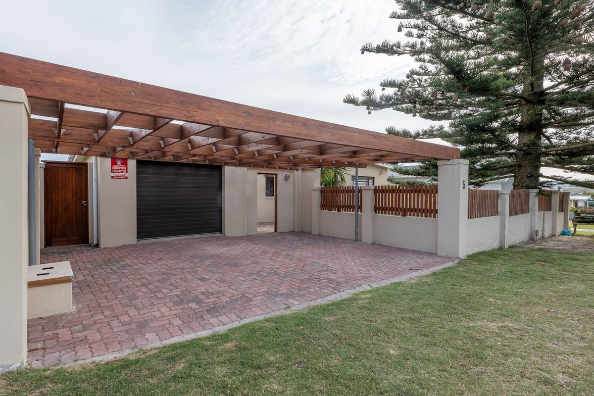 Immaculate Family Home with Partial Sea Views in Stunning Agulhas - Photo 3