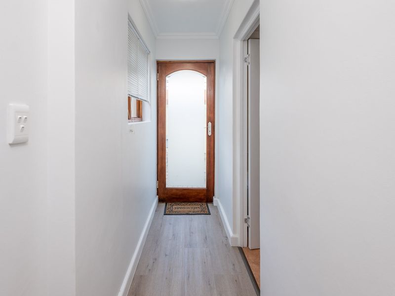 Immaculate Family Home with Partial Sea Views in Stunning Agulhas - Photo 10