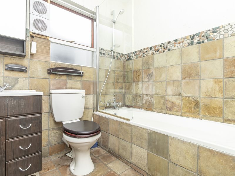 A MODERN 2 BED APARTMENT IN SHARONLEA with the perfect blend of Cozy & Style !! - Photo 10